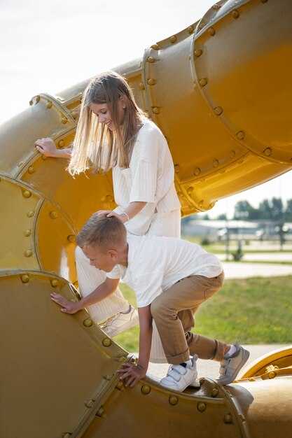 Stroller handling, transit between terminals, and convenient breaks with children
