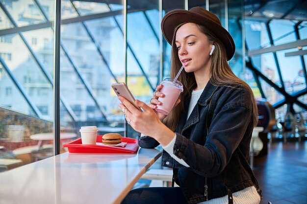 Discover free WiFi hotspots at Istanbul Airport