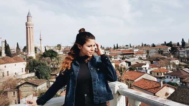 What safety steps and local scams should expats watch out for in busy areas