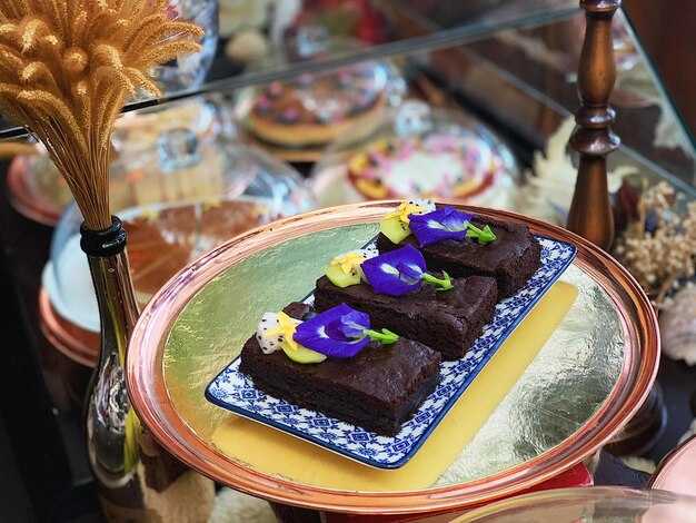 Serving ideas and traditional accompaniments to elevate flavor