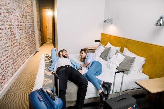 Which in-room amenities and technology are included for a comfortable layover?