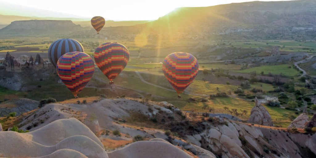 カッパドキアの熱気球ライドのスリルを体験してください